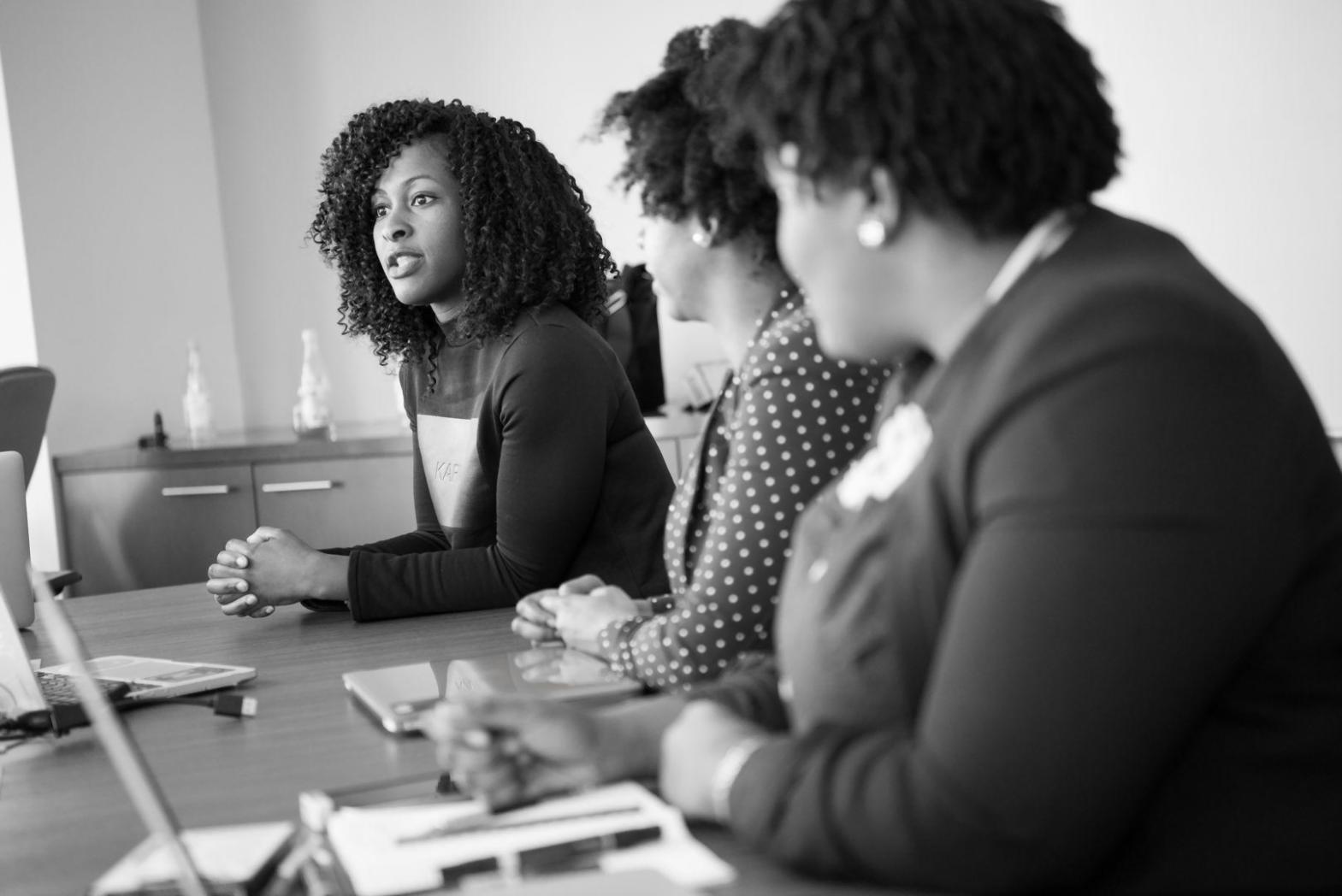Finanzplanung am Schreibtisch mit Unterlagen und Taschenrechner